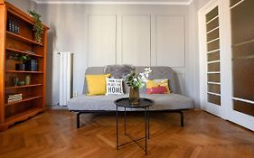 Stylish & Spacious Apartment Near The Old Town - A Touch Of History, A Dash Of Modernity